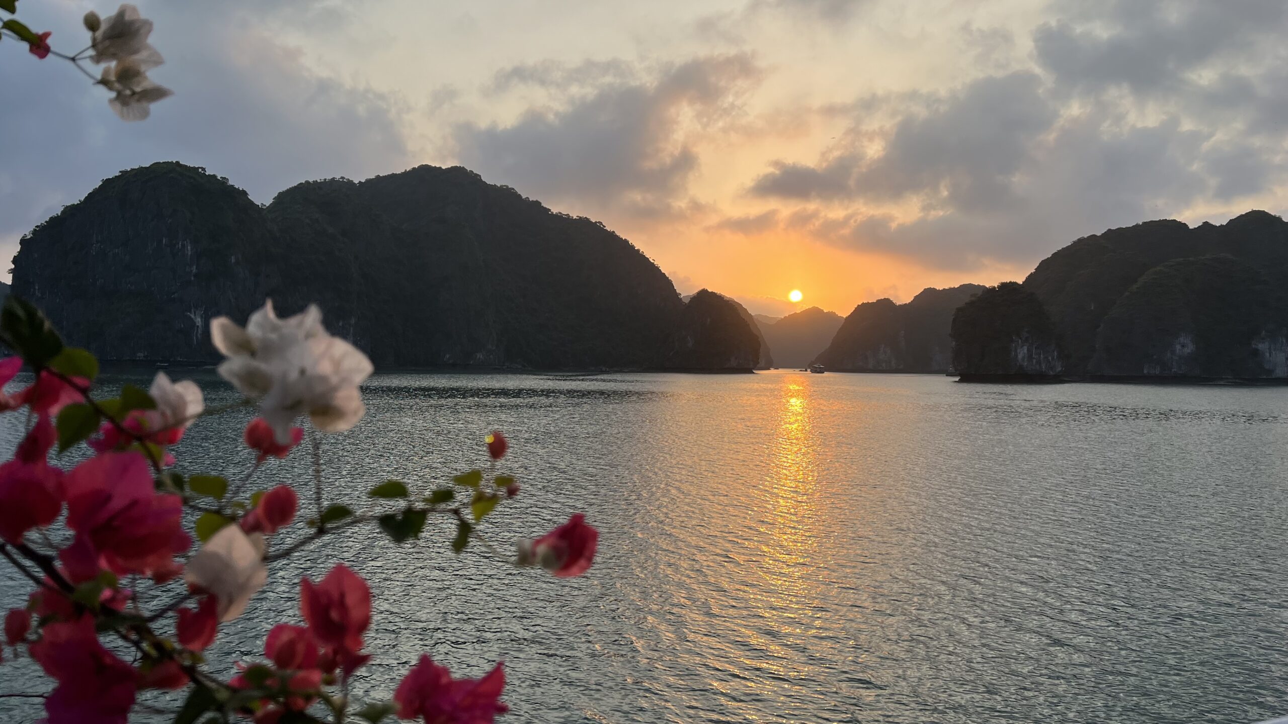 Sunset on Lan Ha bay